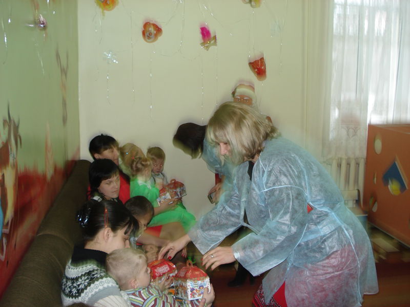 Діти, що перебувають на лікуванні, отримали вітання та подарунки
