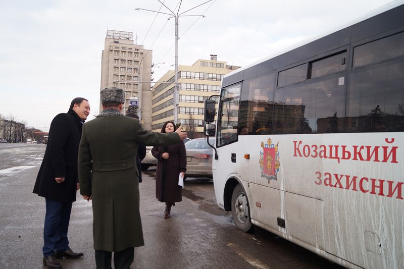 Костянтин Бриль вручив ліцею «Захисник» ключі від нового автобуса