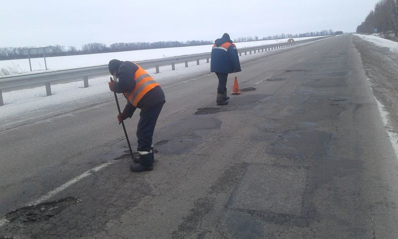 Використання новітньої техніки дозволяє ремонтувати автодороги навіть у морозну погоду  