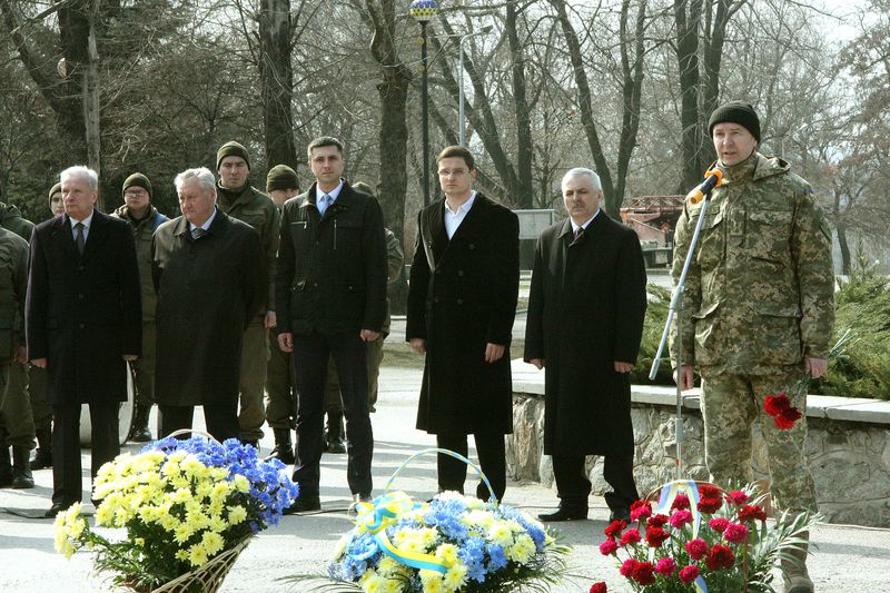 Пам’ять воїнів-добровольців вшанували на Алеї захисників України