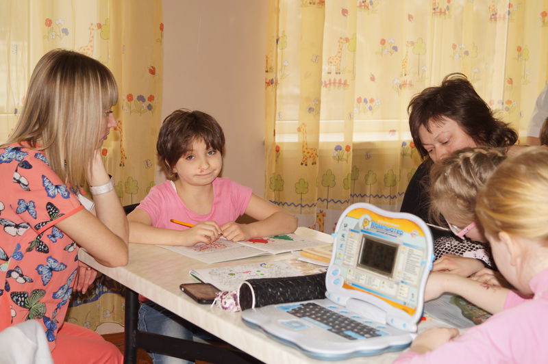 Перші четверо малюків із «сірої» зони Донбасу повернулися додому після призначення лікування в  Запоріжжі