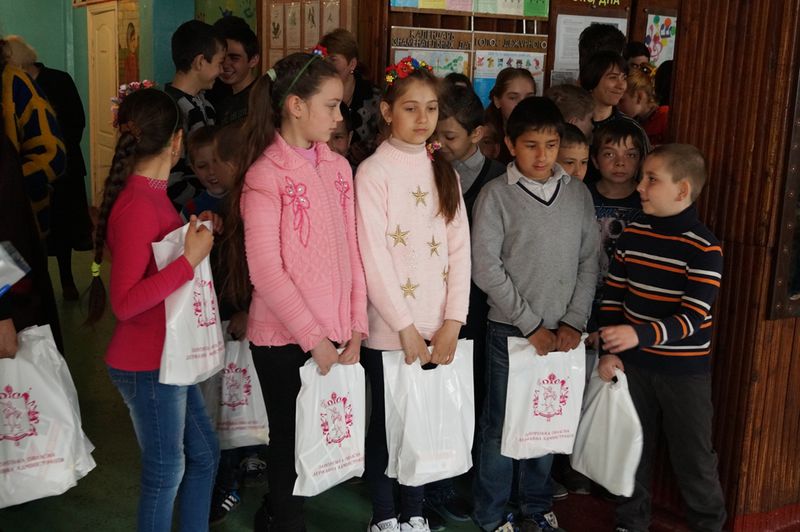 Запоріжці привезли корисні та смачні подарунки для школярів Волновахи