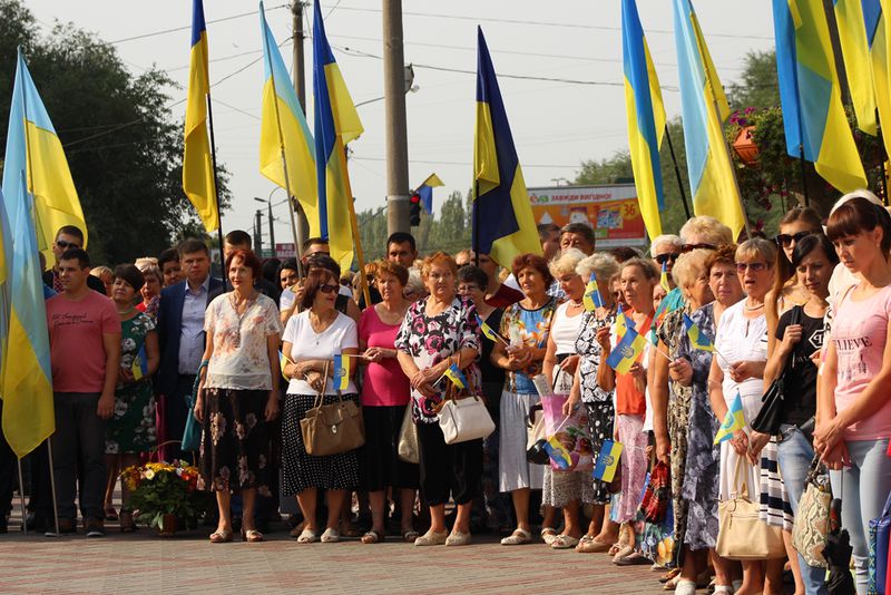 Запоріжці поклали квіти до погруддя Шевченка напередодні Дня Державного прапора та річниці Незалежності України