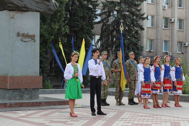 Запоріжці поклали квіти до погруддя Шевченка напередодні Дня Державного прапора та річниці Незалежності України