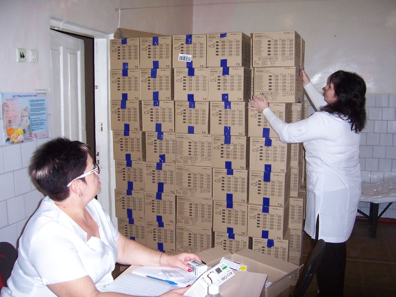 Центри первинної медико-санітарної допомоги  укомплектовуються обладнанням та меблями