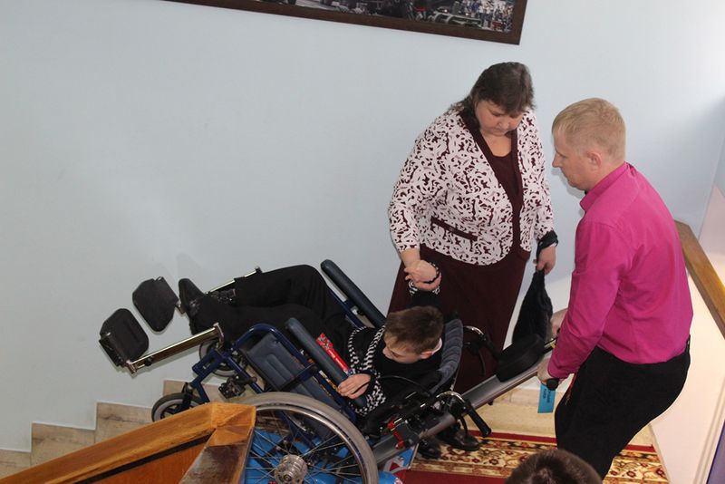 Марина Порошенко вручила гусеничні сходові підйомники для інклюзивних шкіл регіону
