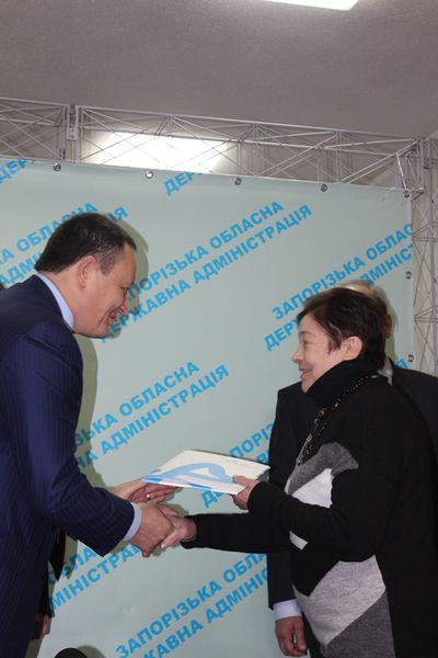 Марина Порошенко вручила гусеничні сходові підйомники для інклюзивних шкіл регіону