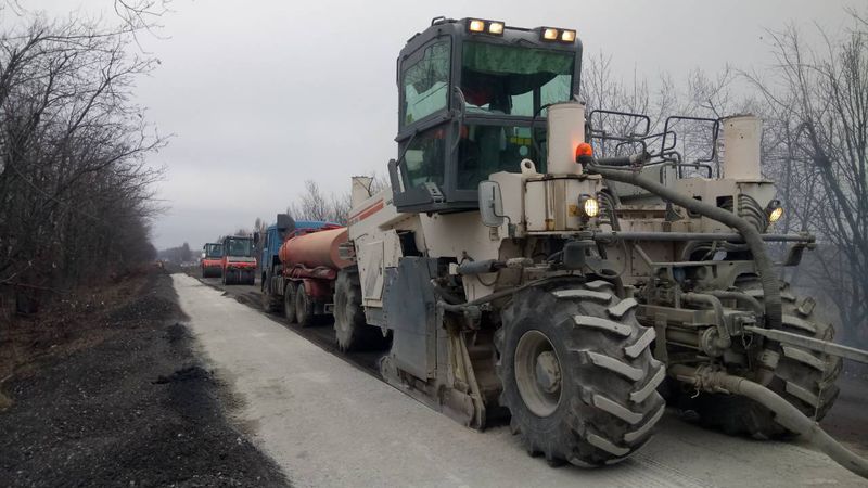 Погодні умови не зупиняють ремонтні роботи на автодорозі Бориспіль – Дніпро - Запоріжжя