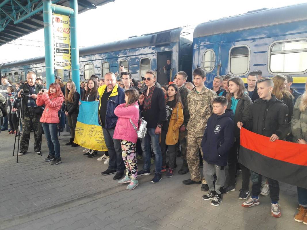 Учасники потягу «Труханівська січ» вшановують запорізьких героїв