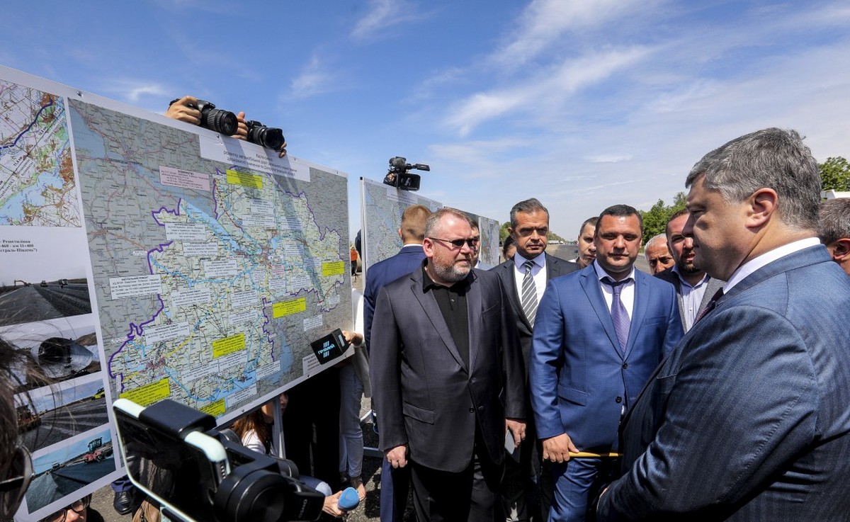 Президент проінспектував хід будівництва дороги державного значення «Бориспіль-Дніпро-Запоріжжя-Маріуполь»