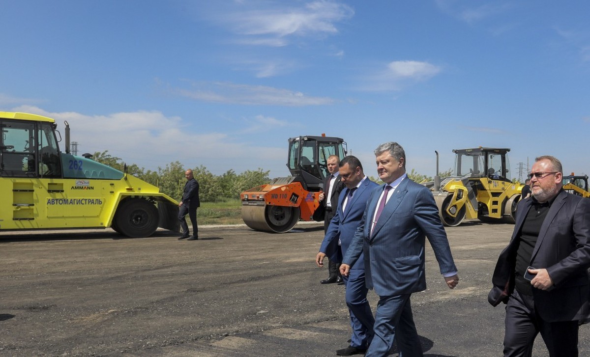 Президент проінспектував хід будівництва дороги державного значення «Бориспіль-Дніпро-Запоріжжя-Маріуполь»