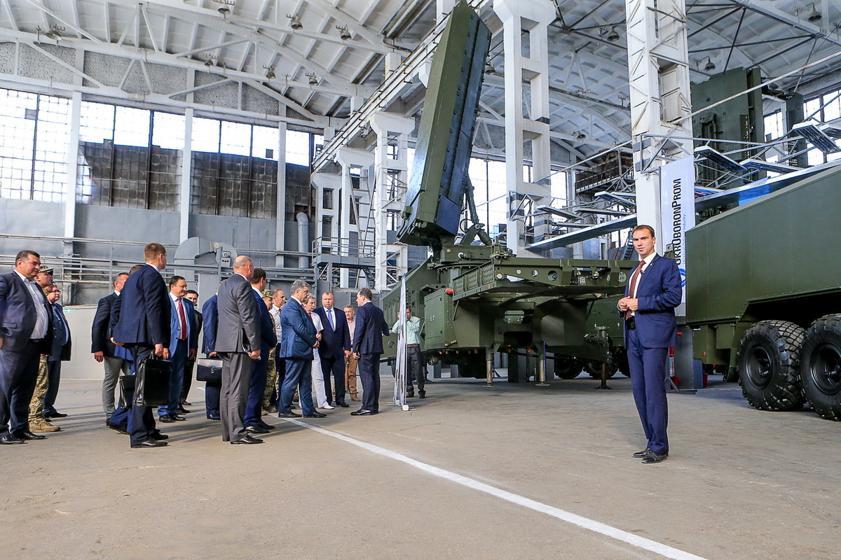 Глава держави передав Збройним Силам України новітні зразки сучасної техніки, виробленої на заводі «Іскра»