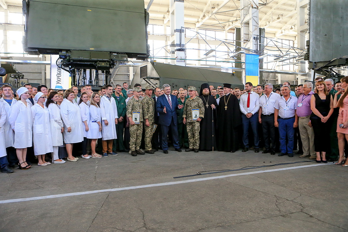 Глава держави передав Збройним Силам України новітні зразки сучасної техніки, виробленої на заводі «Іскра»