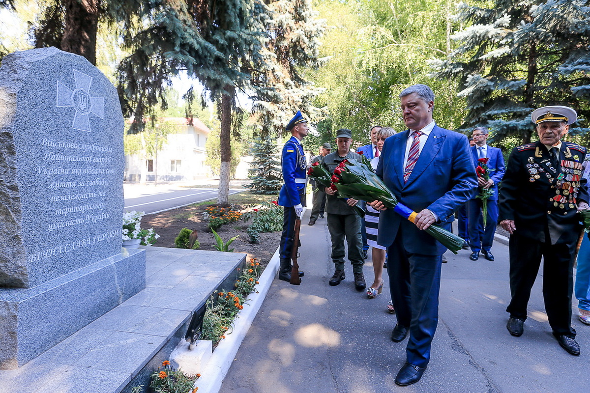 Президент України вшанував пам’ять загиблих військовослужбовців у Запорізькому полку оперативного призначення НГУ