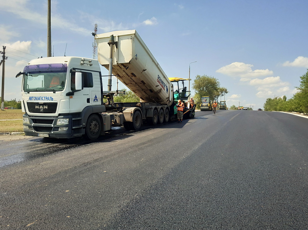 Автодорожники  продовжують ремонт  трьох найбільших проблемних доріг в області