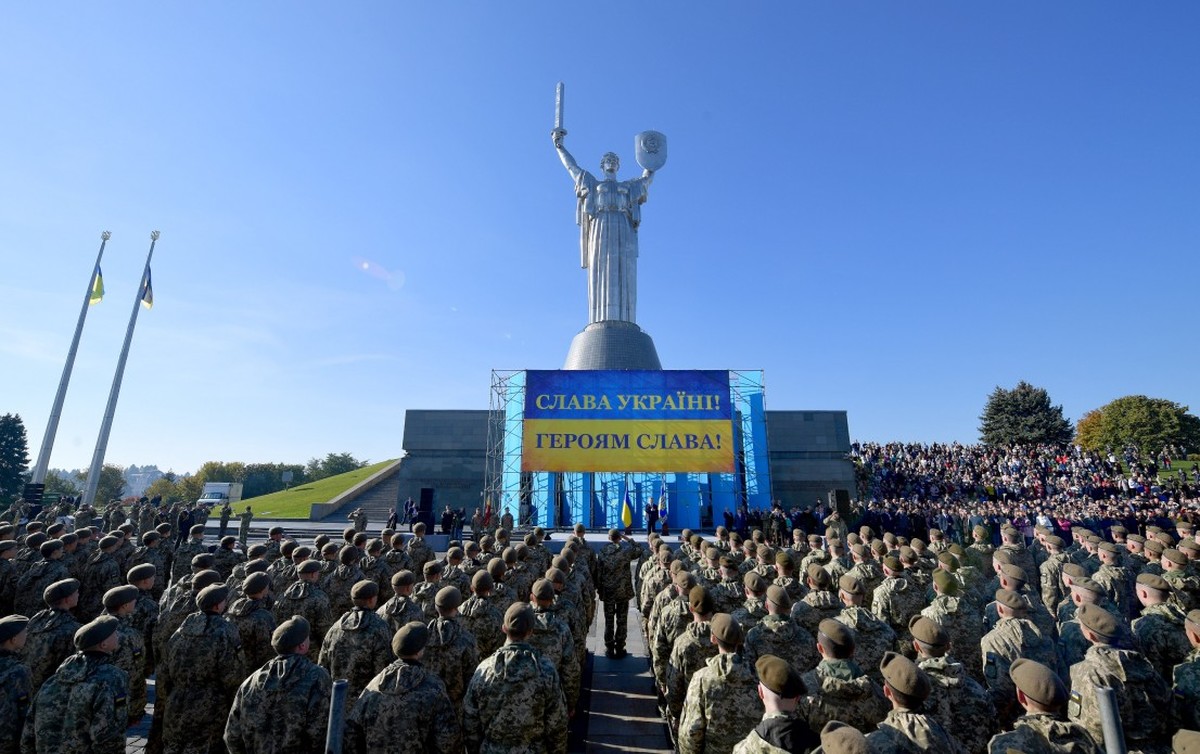 Вірю, що всі ви виростете достойними захисниками України – Президент взяв участь у складанні клятви ліцеїстами Військового ліцею ім.Богуна