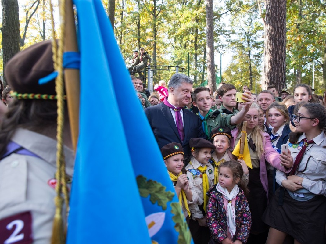 Президент зустрівся з українськими пластунами: Ви – українці нової формації, які будуть будувати і боронити нашу державу