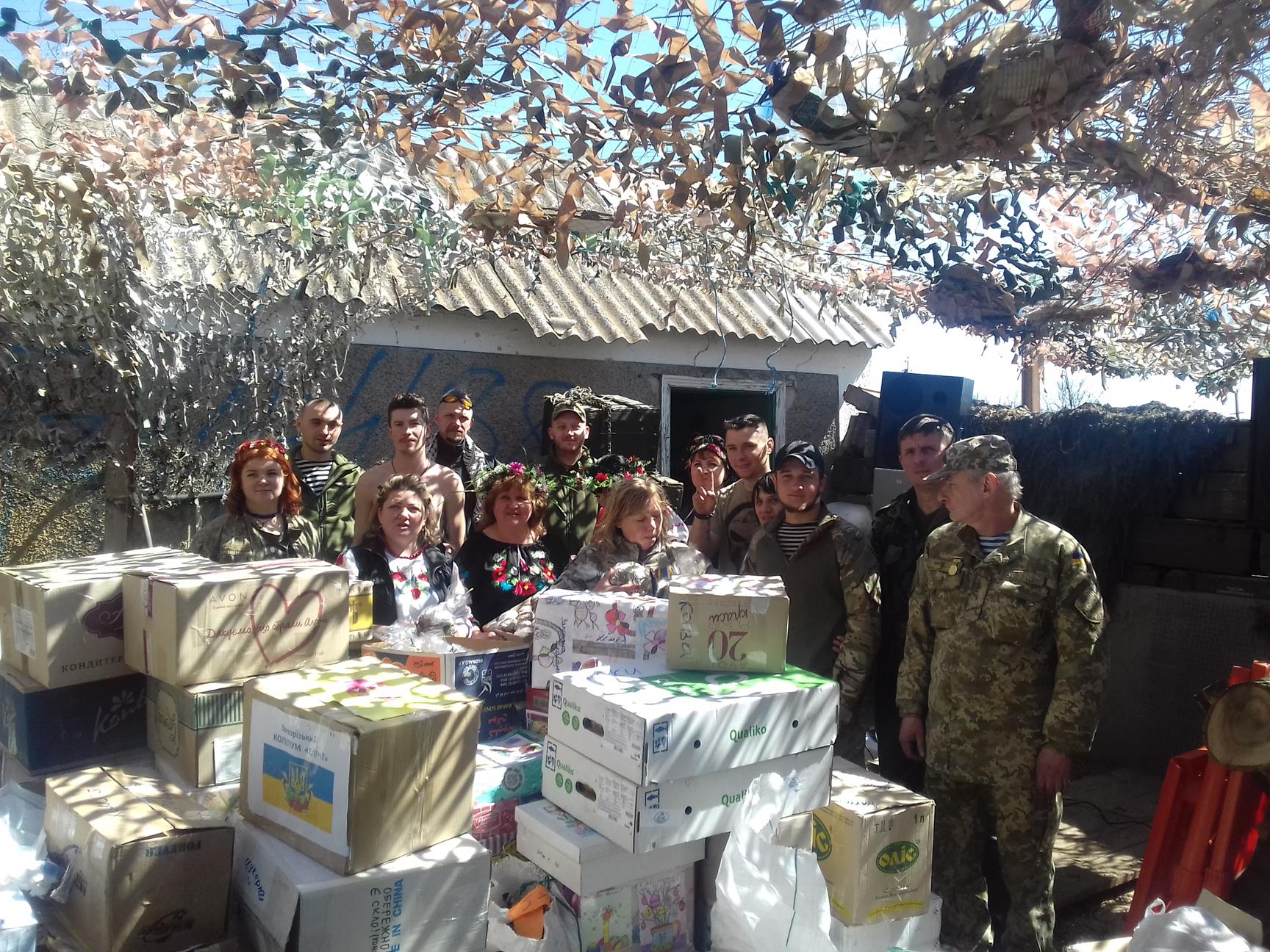 Новини / Запорізькі волонтери привітали бійців у зоні АТО з Великоднем