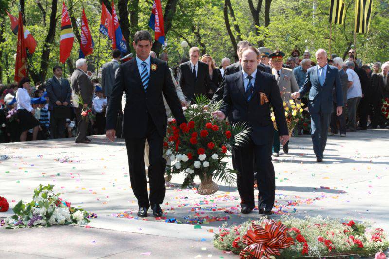 Борис Петров та Дмитро Колесников  - покладання квітів