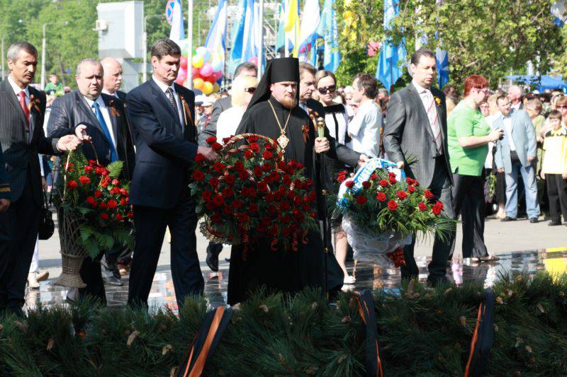 Покладання квітів до меморіалу загиблих воїнів