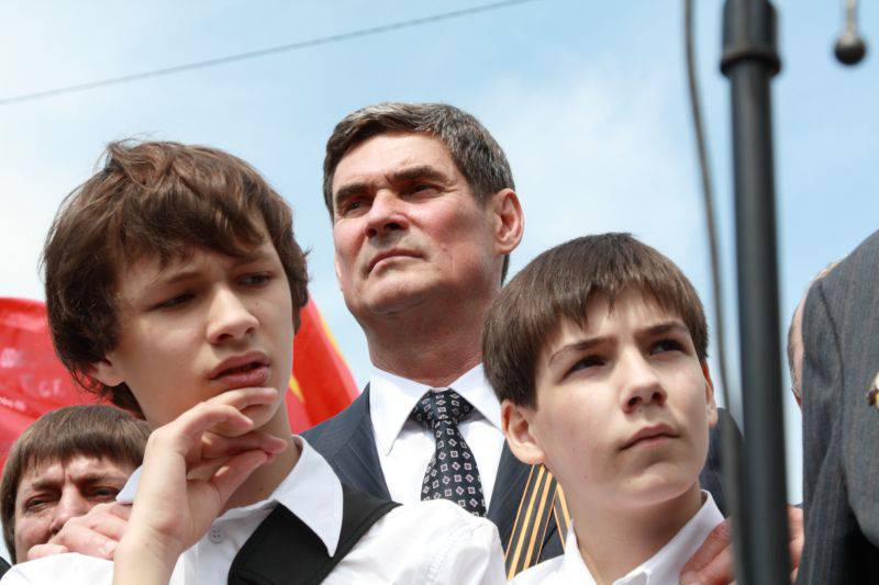 Борис Петров разом з онуками