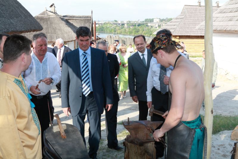 Голова облдержадміністрації Борис Петров ознайомився з роботою народних майстрів