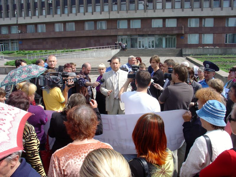 Заступник голови облдержадміністрації Геннадій Фукс вийшов до мітингувальників