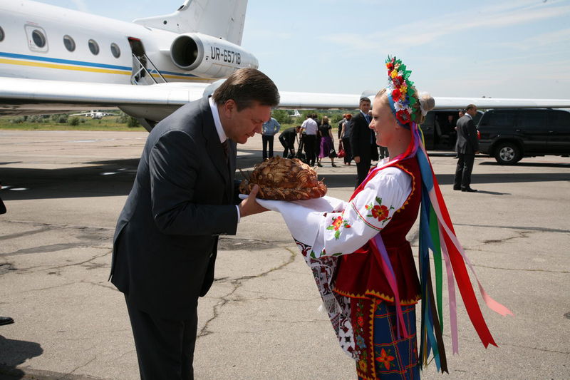 У Запоріжжі зустріли Президента України Віктора Януковича