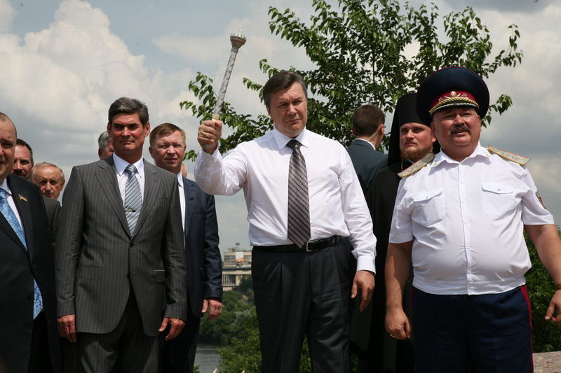 Запоріжці вручили Віктору Януковичу гетьманську булаву