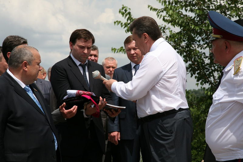Запоріжці вручили Віктору Януковичу гетьманську булаву