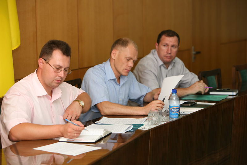 Нараду з питань впровадження побудинкових лічильників електричної енергії проводять начальник управління житлово-комунального господарства ОДА Дмитро Свіркін та начальник головного управління промисловості та розвитку інфраструктури ОДА Андрій Іванов