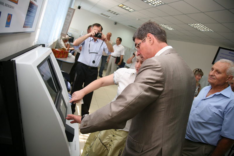 "інформаційний кіоск"  надає  повну базу даних про власника пенсійного посвідчення