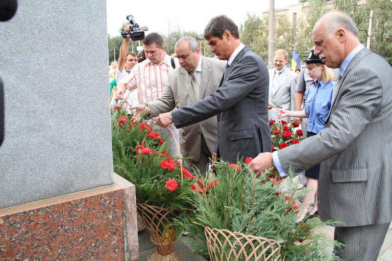 Квіти до погруддя  Тарасу Шевченко