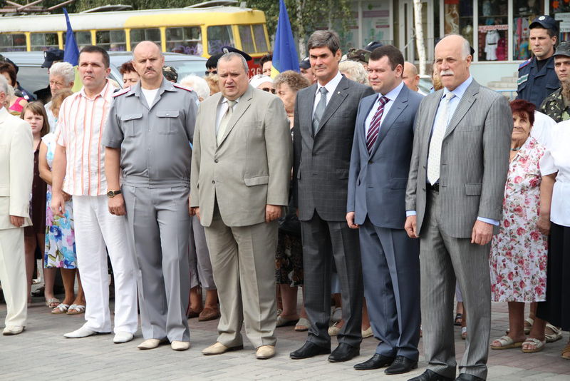 Представники обласної та міської влади, керівники правоохоронних органів, громадськість міста зібрались біля погруддя Великого Кобзаря