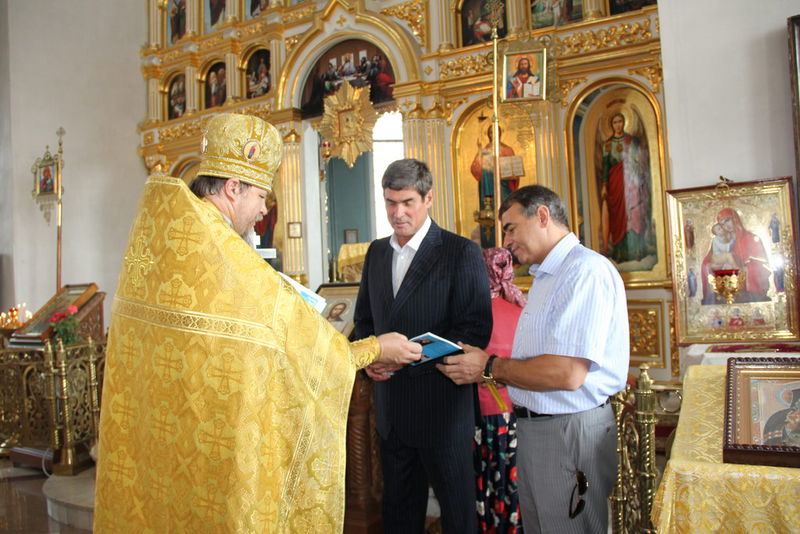 На свято Спаса Борис Петров відвідав церкву та дитячу лікарню