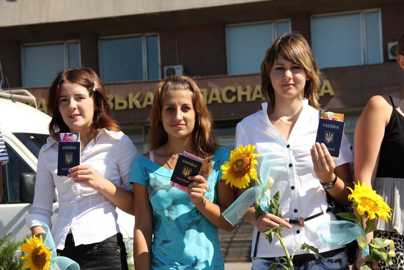 16-річні громадяни України отримали паспорта