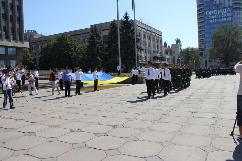 Парадний марш військовослужбовців на честь Державного прапору України