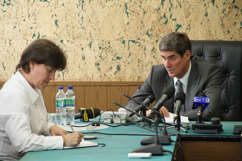 Голова облдержадміністрації Борис Петров під час проведення прямої телефонної «гарячої» лінії з жителями області