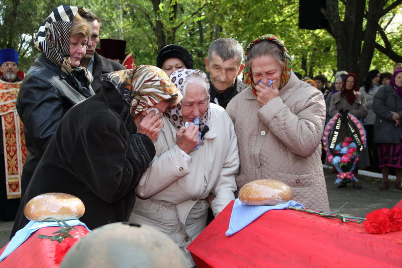 Родичі похованих у братській могилі солдат знайшлися у Ростові
