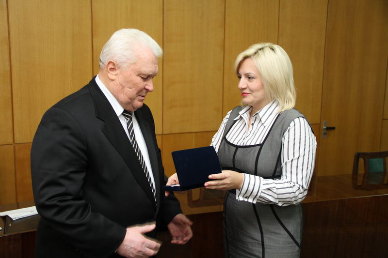 Лариса Мефьодова вручає медаль «За розвиток Запорізького краю» Олексію Дементію