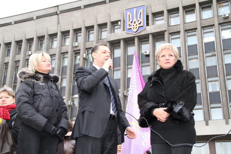 Геннадій Фукс під час виступу перед мітингуючи ми