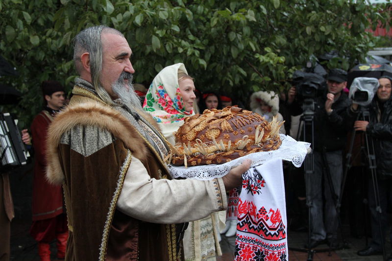 Від щирого серця – паляниця гостям