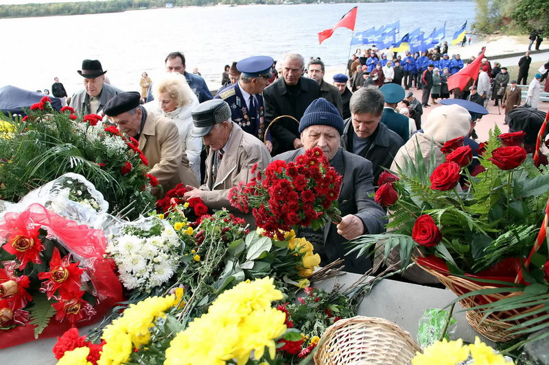 Покладання квітів