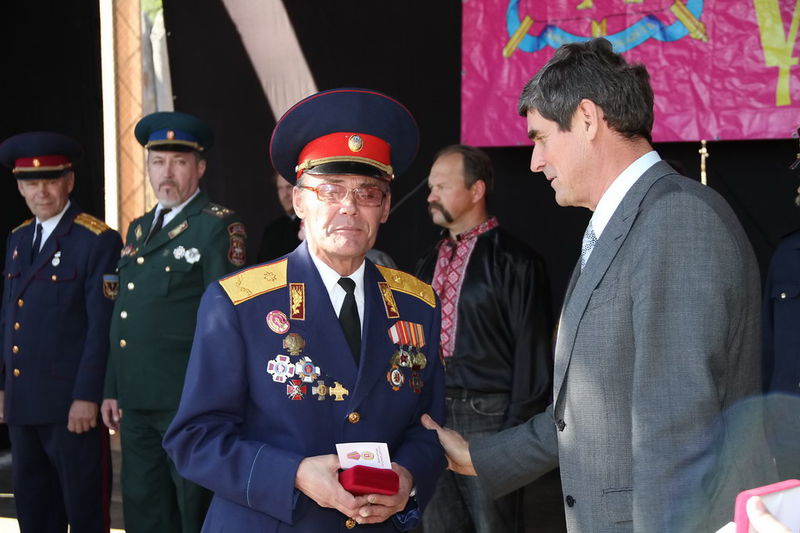 Борис Петров нагороджує кращих козаків