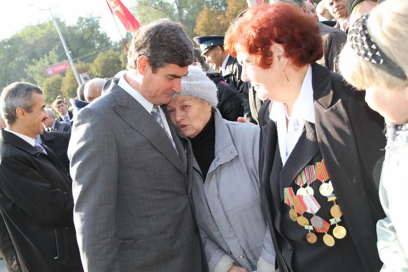 Борис Петров під час спілкування з ветеранами