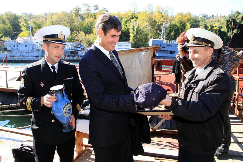 Підводники подарували Борису Петрову фірмову бейсболку з номером човна