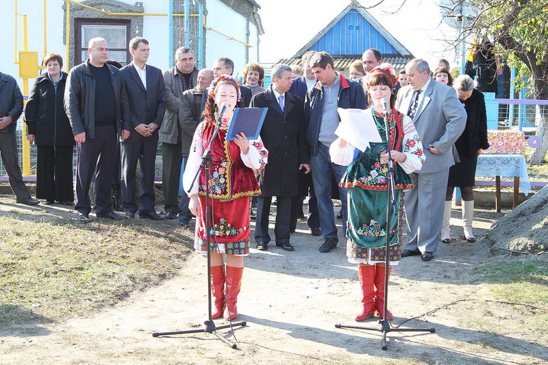 На імпровізованій сцені