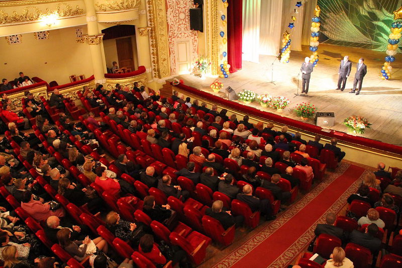 Кращі працівники галузі в залі театру Магара