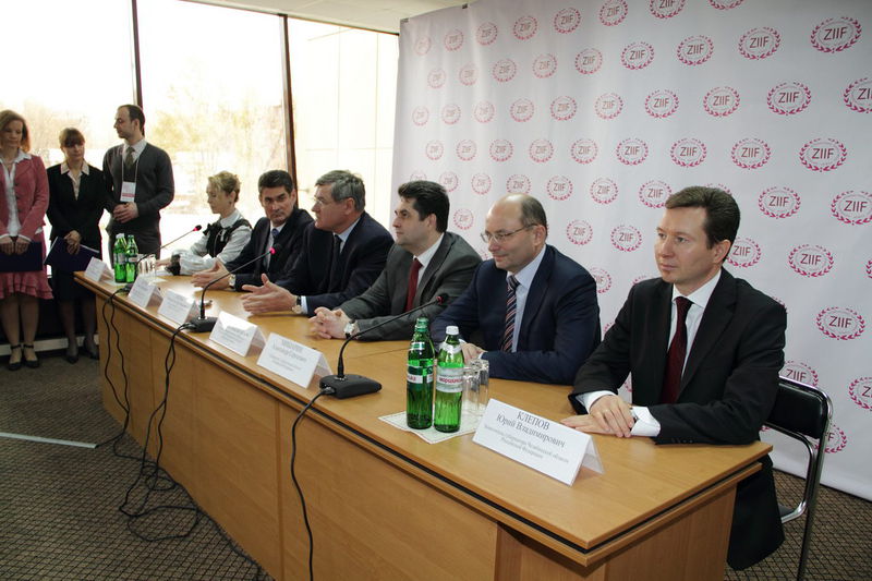 відбулася спільна прес-конференція голови обласної державної адміністрації Бориса Петрова, Міністра з питань регіонального розвитку та будівництва України Володимира Яцуби, Вповноваженого Представника Президента Російської Федерації в Уральському федеральному окрузі Миколи Вінниченка, губернатора Свердловської області РФ Олександра Мишарина на та віце-губернатора Челябінської області РФ Юрія Кльопова