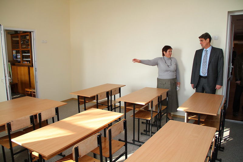 Обласна адміністрація допомогла придбати меблі для кабінету фізики